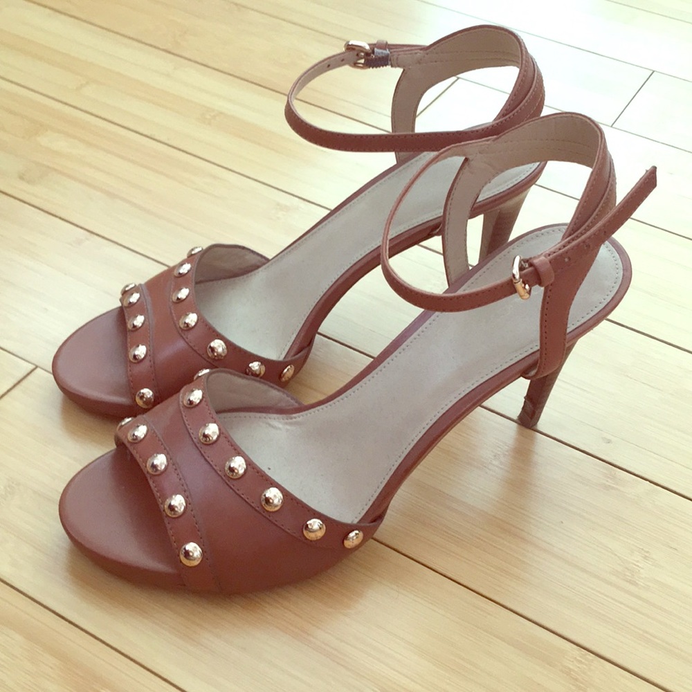 Coach heels brown with gold studs.